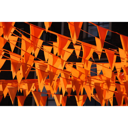 Oranje versiering buiten pakket 1x mega Holland vlag + 300 meter vlaggetjes