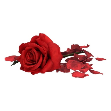 Valentijn rode kunstroos cadeau met bordeaux rozenblaadjes