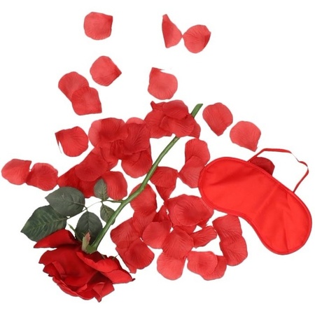 Valentijn verassings cadeau roos/rozenblaadjes/oogmasker